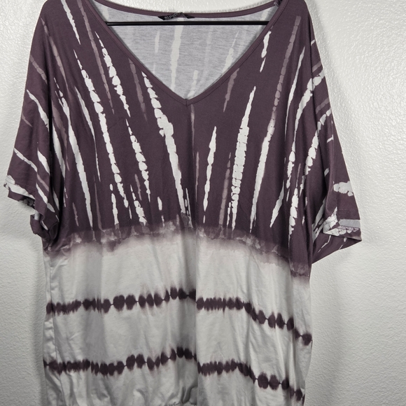 BloomChic Tops - BloomChic Women's Short Sleeve Purple and White Top